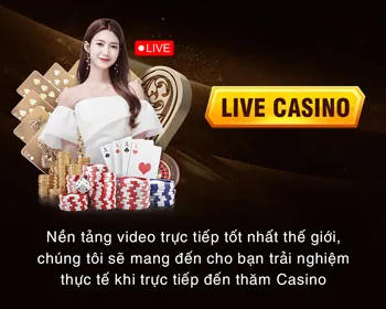 Tay vợt đang giao bóng trên sân tennis